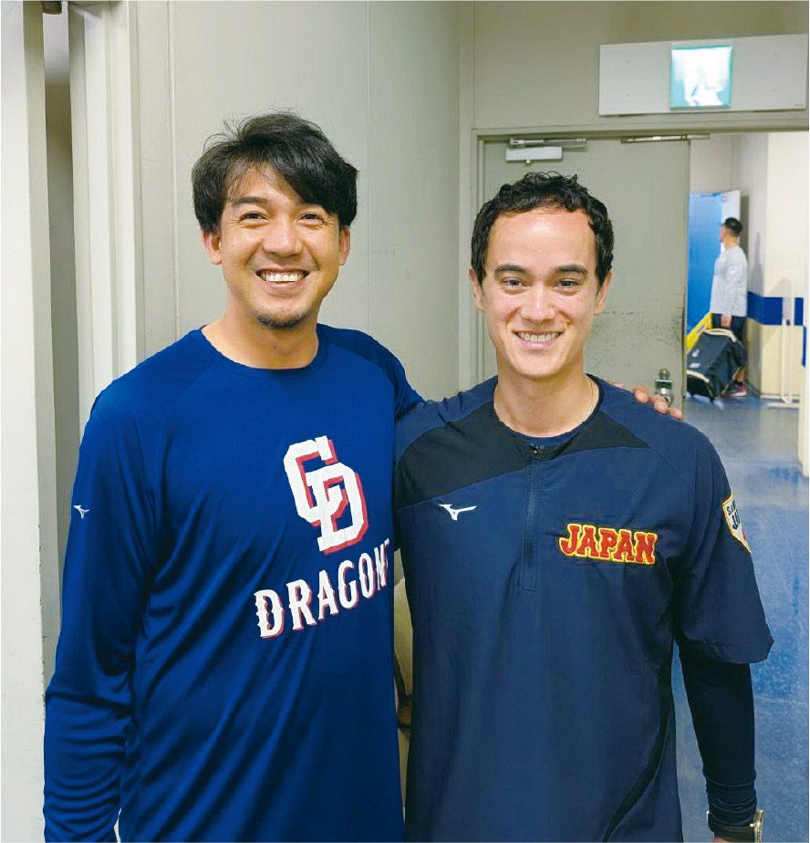 大谷の通訳ウィル・アイアトンさんとポーズをとる小川広報＝本人提供