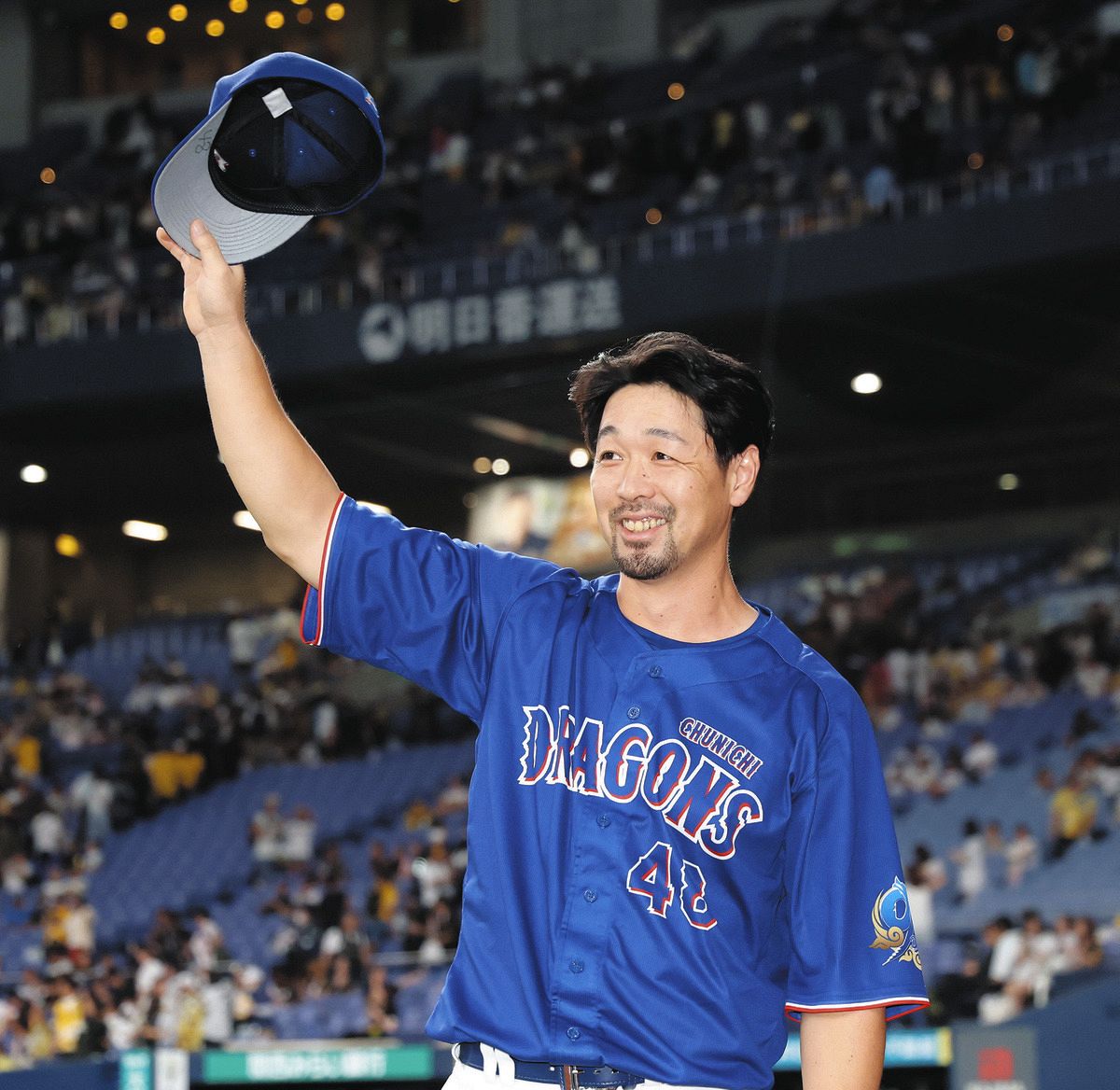 阪神に勝利し、声援に応える阿部