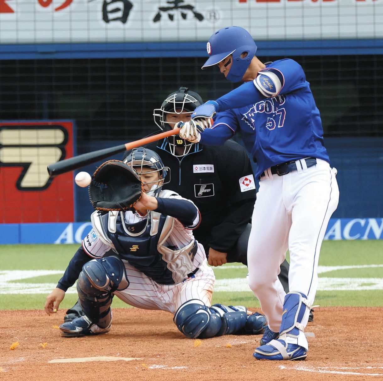 ４回表１死一、二塁、花田が左前打を放つ