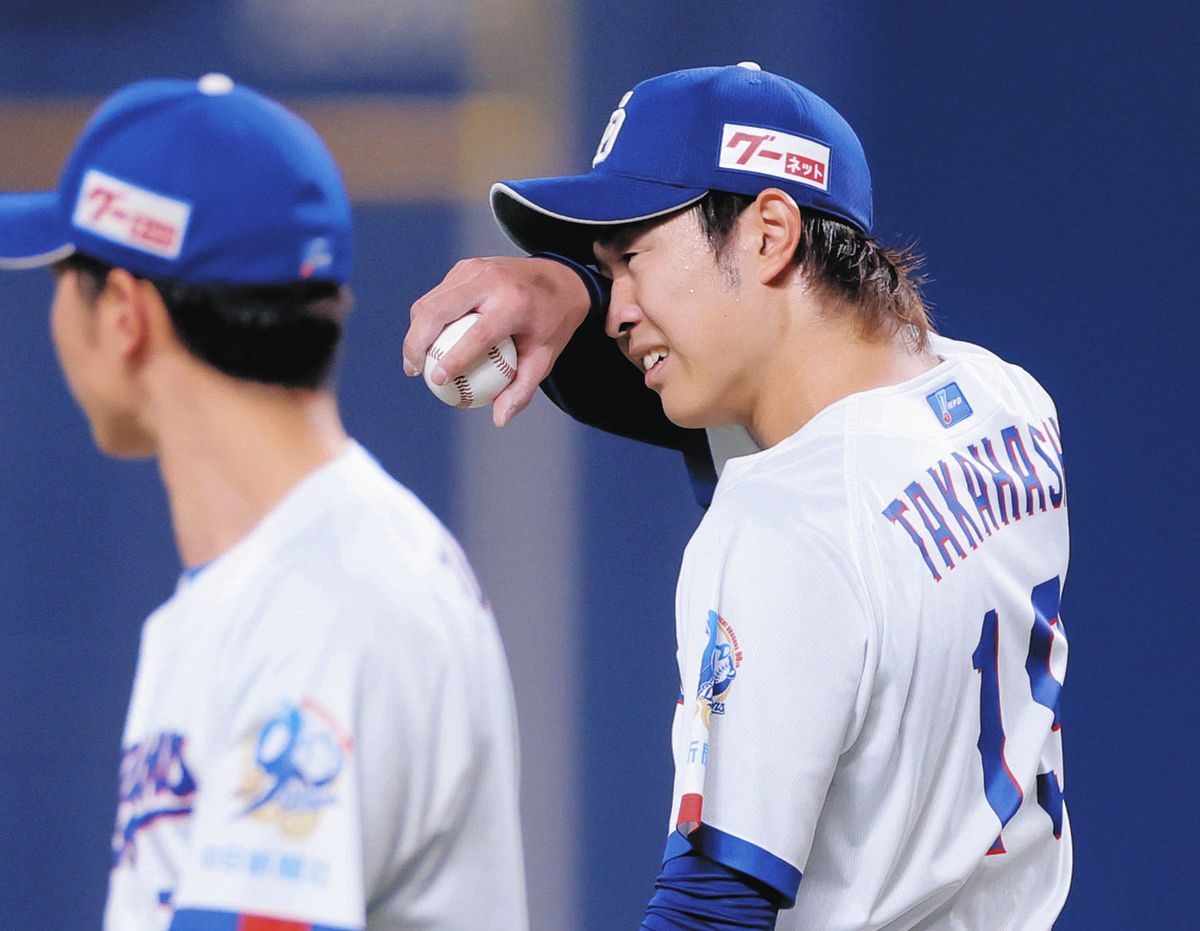 ６回表、ピンチで汗をぬぐう高橋宏
