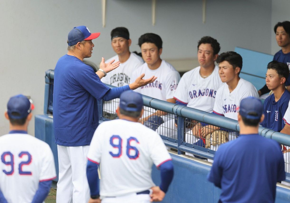 野手陣に話す山崎新コーチ（中央左）