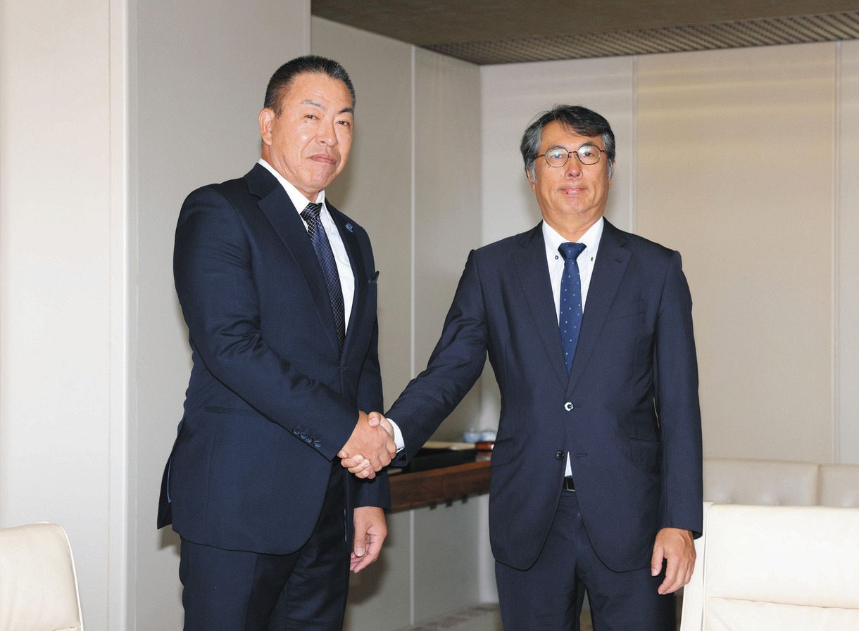 大島宇一郎オーナー（右）にシーズン終了の報告に訪れ、握手する井上監督