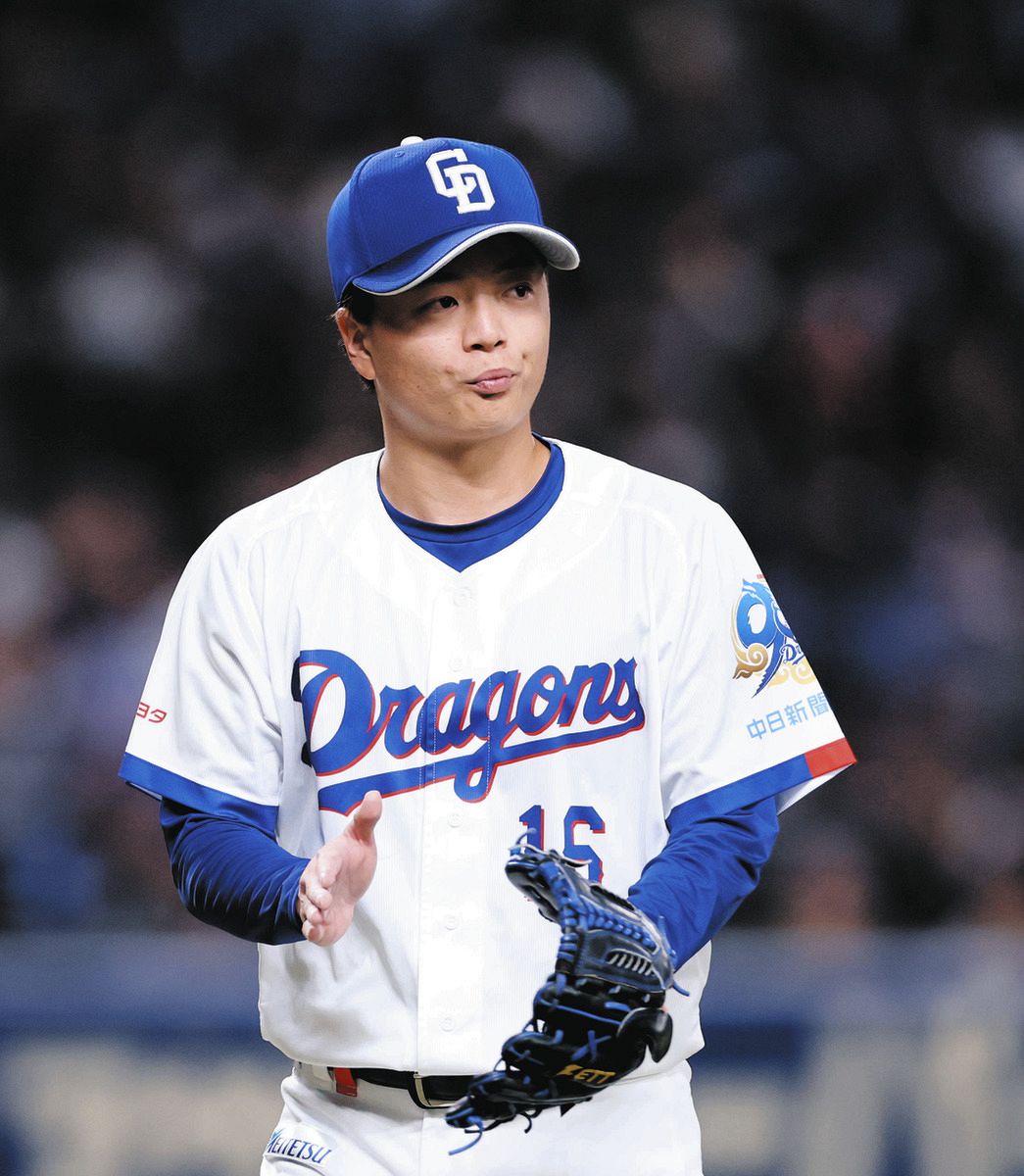 ２回表２死一塁、宮崎を左邪飛に打ち取りグラブをたたく桜井