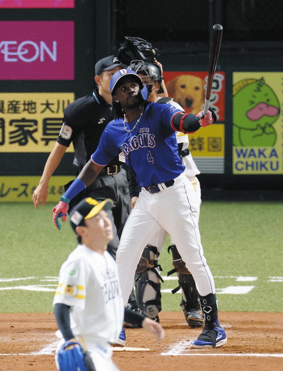 7回表2死二塁、カリステが勝ち越しの左越え2ランを放つ。投手中村稔