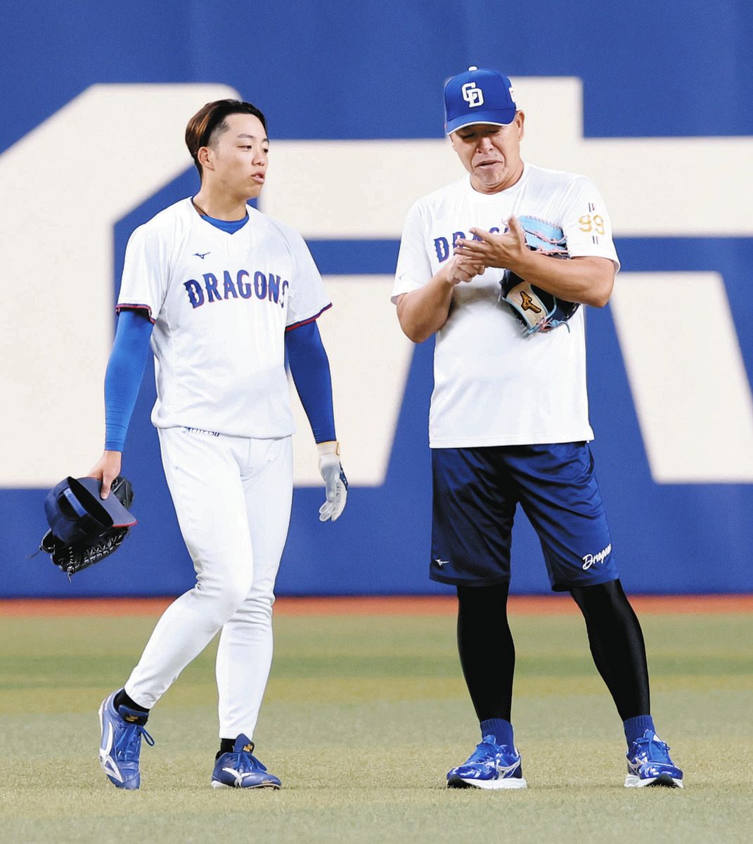 岡林（左）と話す井上監督