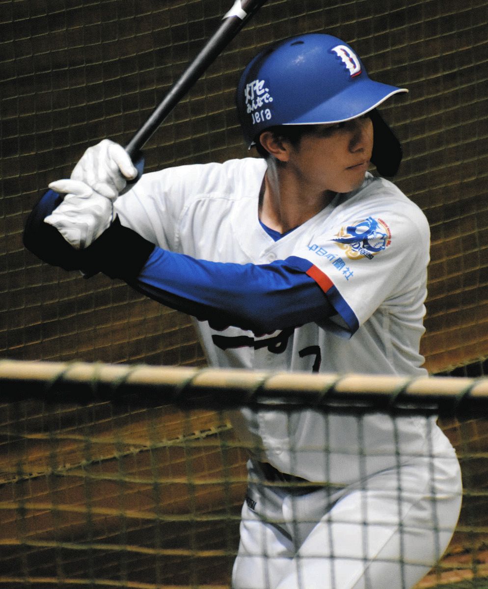 マシン打撃に取り組む福永