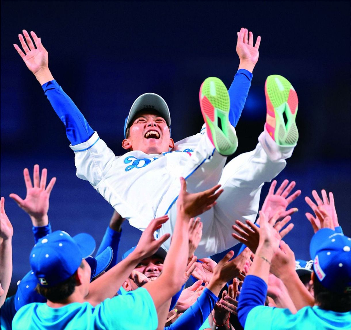 引退セレモニーでナインに胴上げされる岡田=9月20日、バンテリンドームナゴヤで