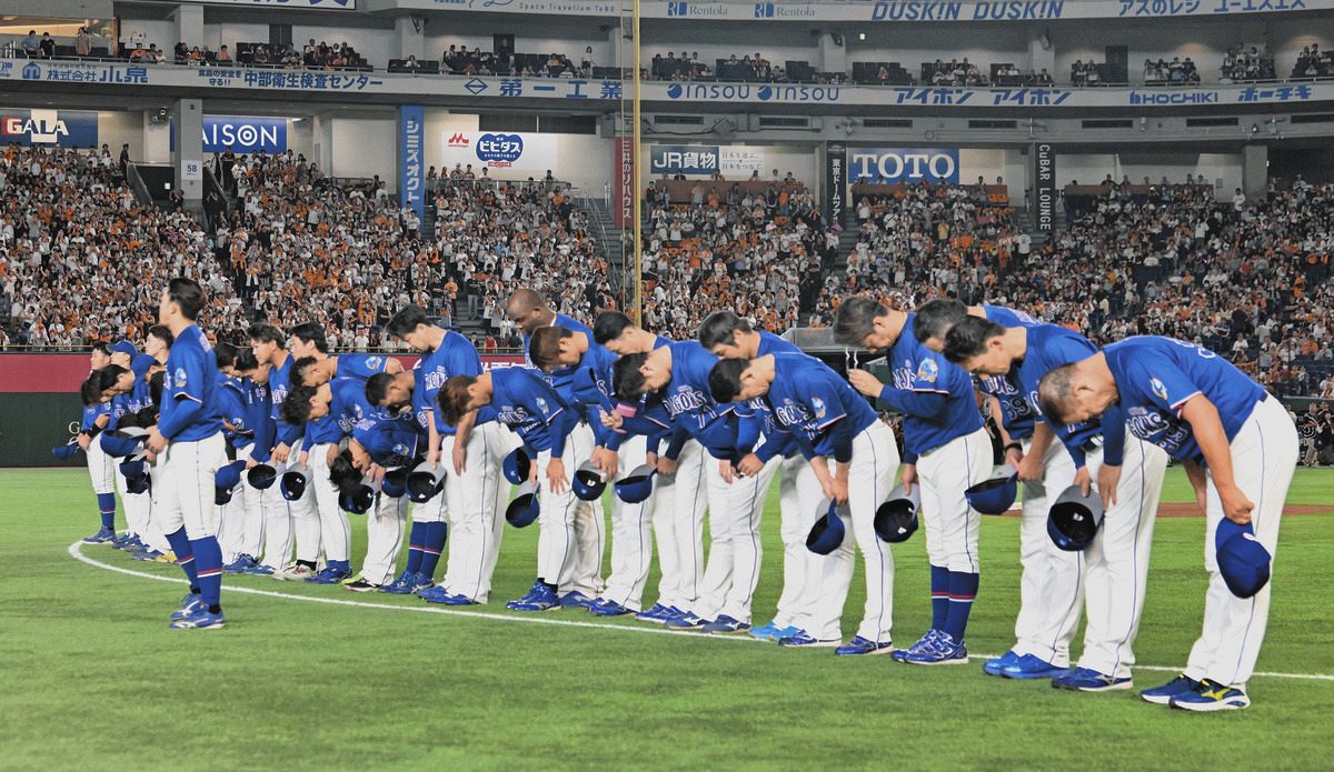 東京ドームでの最終戦を終え、スタンドのファンにあいさつする中日ナインら