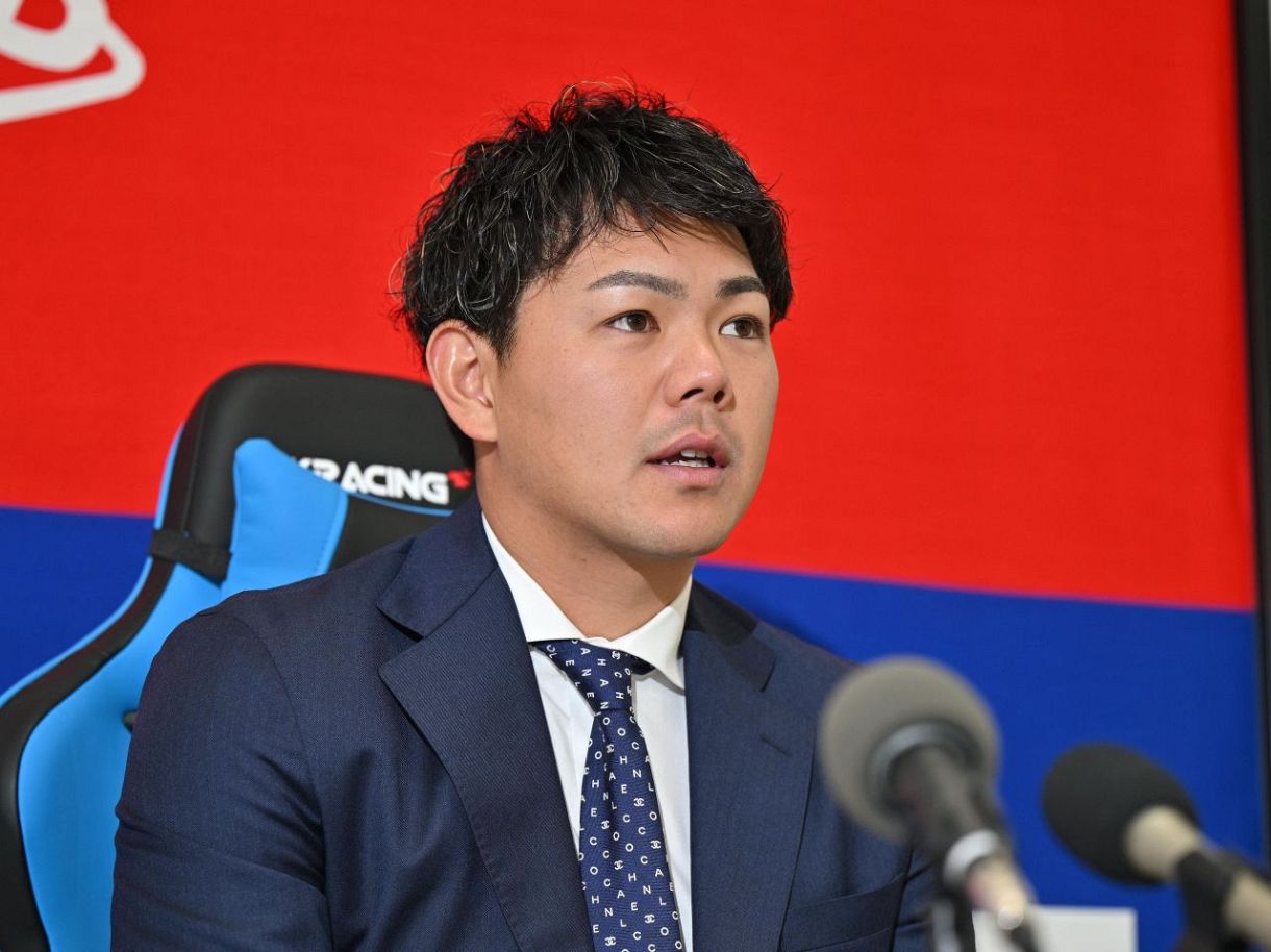 契約更改し、記者会見する高橋周