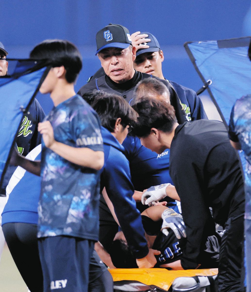 ８回裏、負傷した川越を心配そうに見つめる井上監督