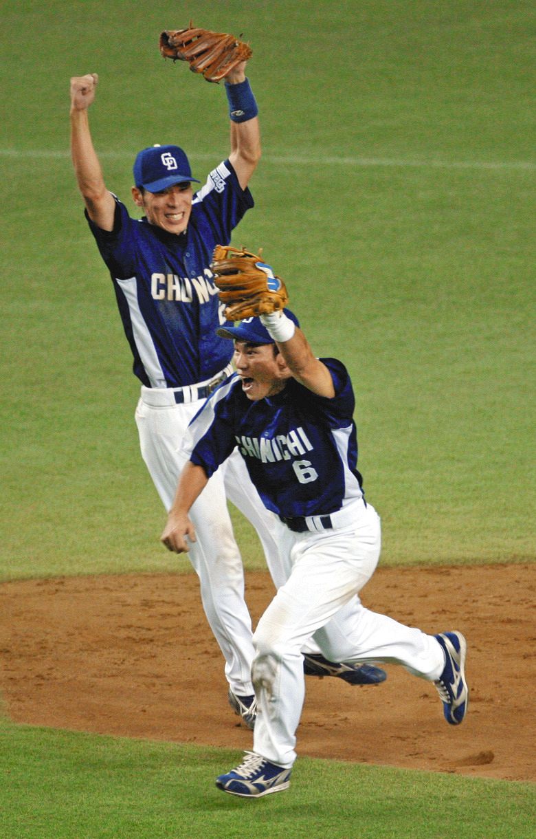 2006年10月10日、リーグ優勝を決めガッツポーズする井端（右）と荒木＝東京ドームで