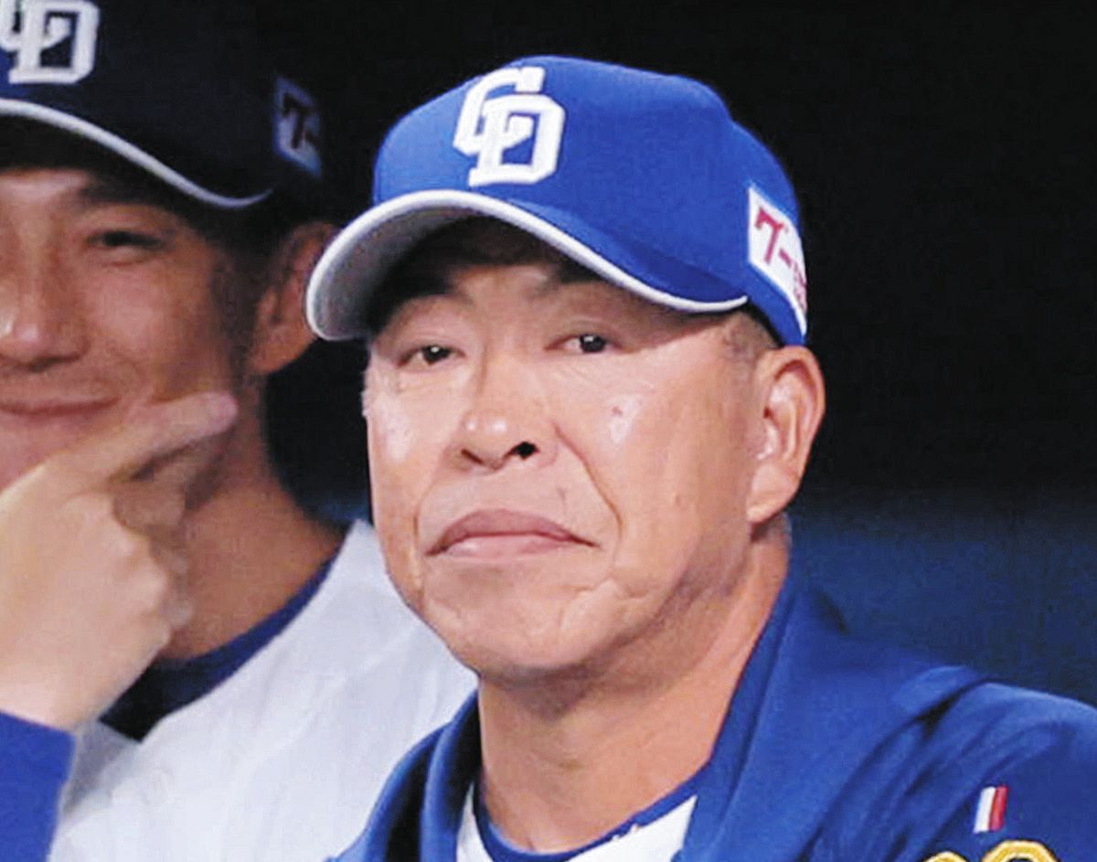 ９回裏、試合を見つめる井上監督