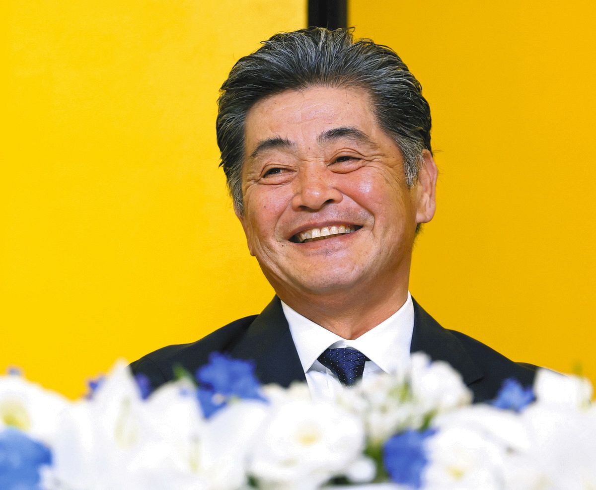 中日の新監督に決まり、記者会見で笑顔を見せる工藤公康さん
