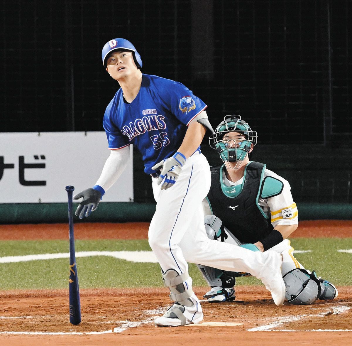３回表全セ２死、細川がソロ本塁打を放つ