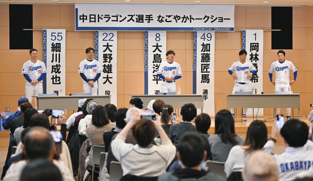 病院で開催されたトークショーに臨む（左から）細川、大野、大島、加藤、岡林