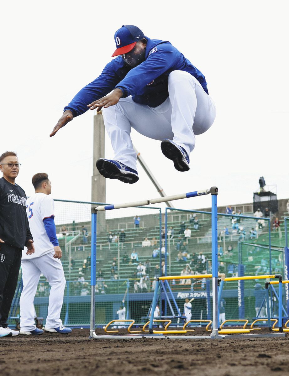 トレーニングでジャンプするサノー
