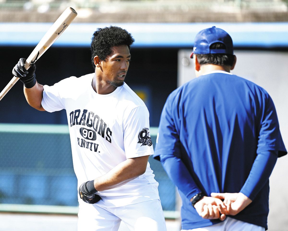 藤井打撃コーチ兼コーディネーター（右）の指導を受けるブライト