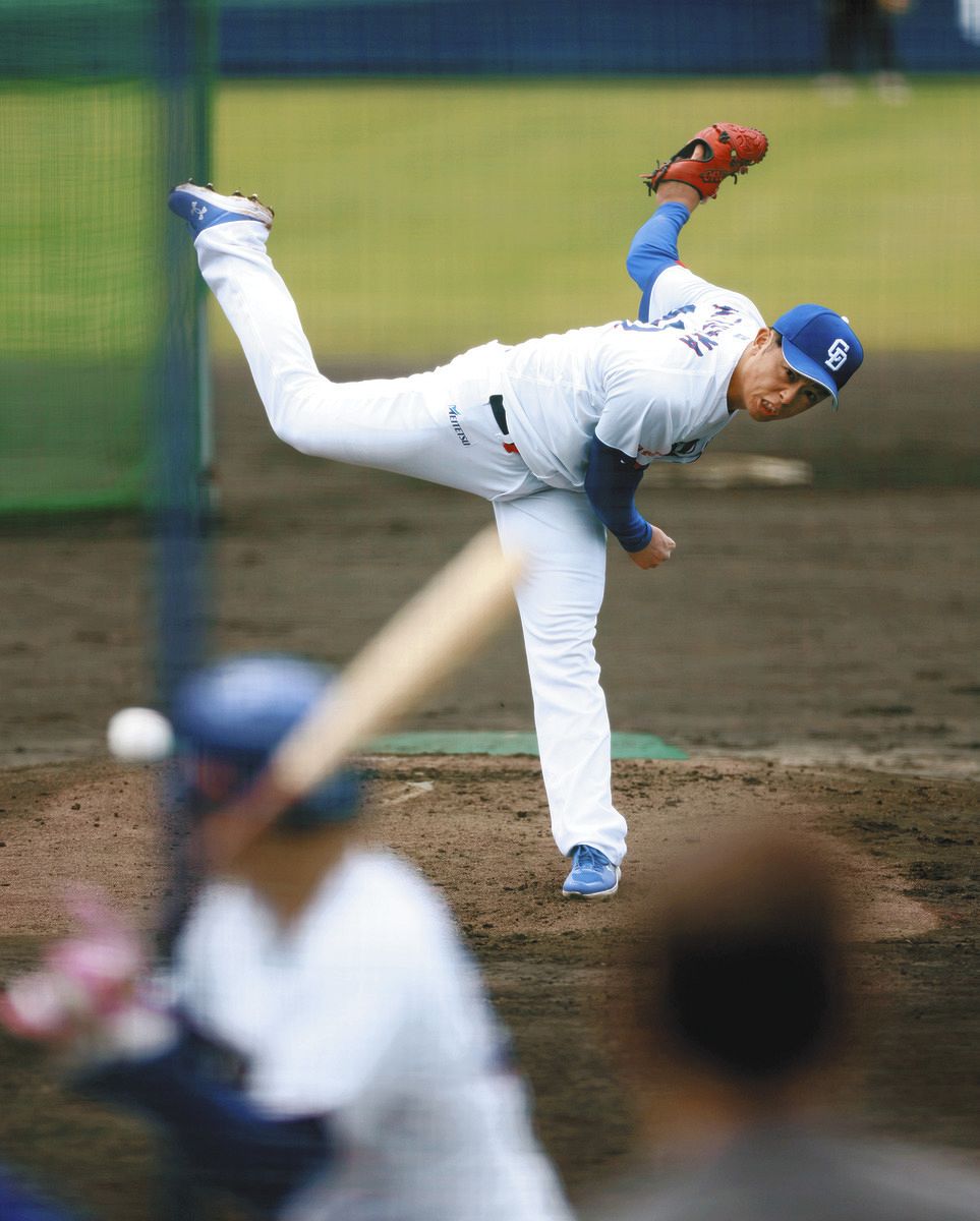 打撃投手を務め、三上と対戦する松山