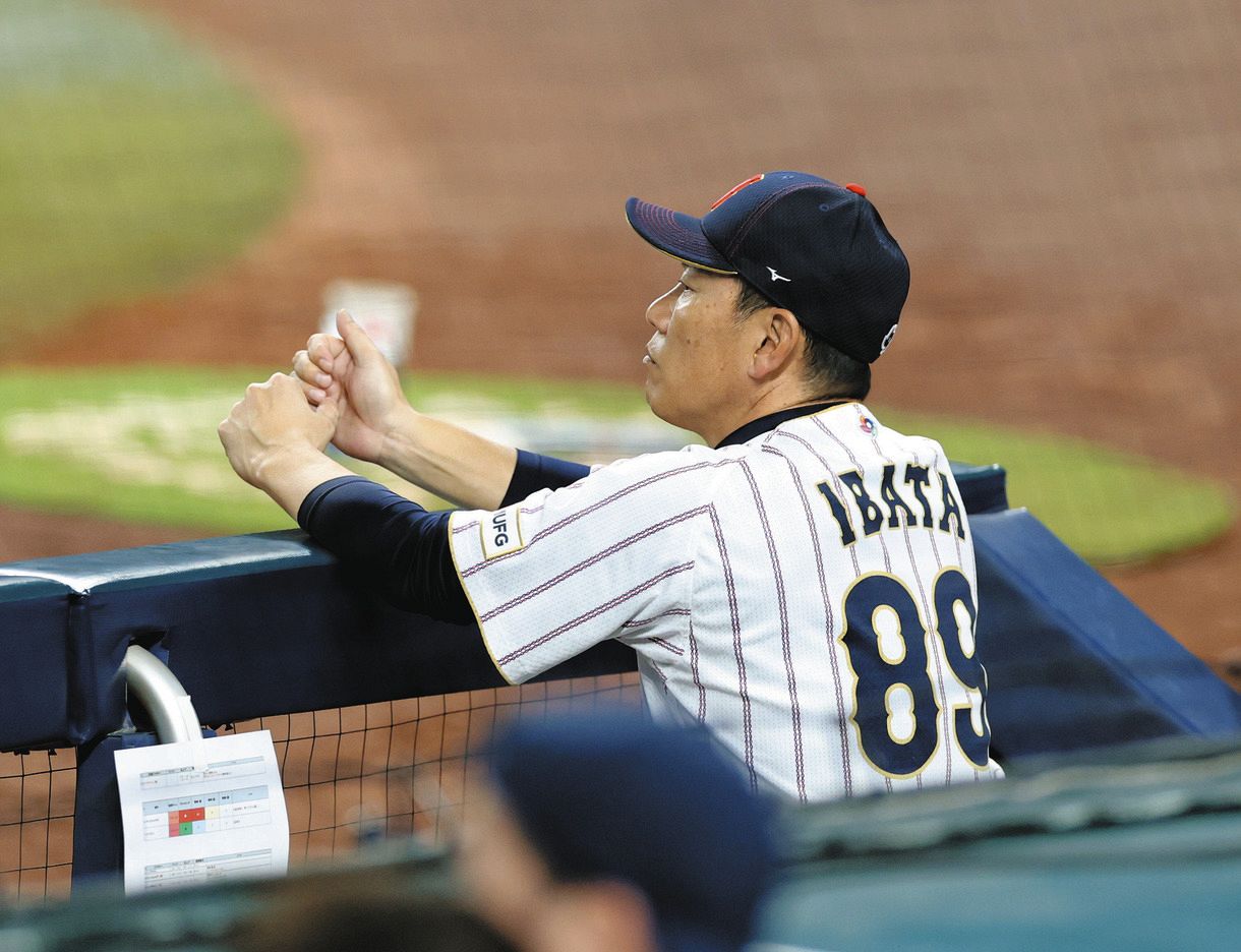 日本代表―ベネズエラ　８回表、追加点を奪われベンチで厳しい表情の井端監督＝マイアミで（黒田淳一撮影）