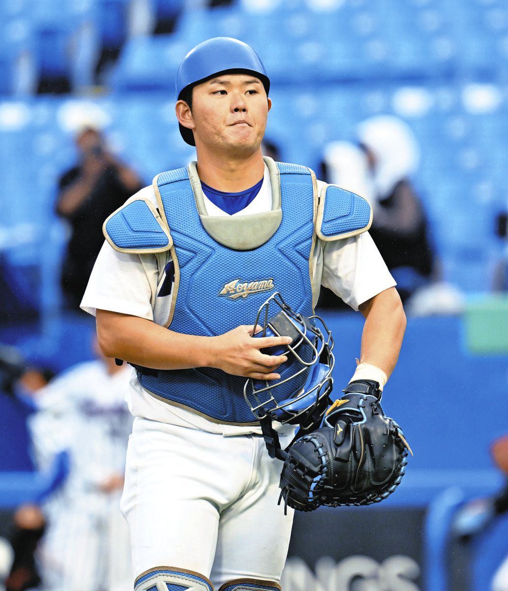 青学大―立正大　立正大戦の４回終了、ベンチに戻る青学大の捕手渡部