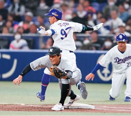中日―ロッテ　7回裏2死、三塁内野安打で出塁する樋口＝3月21日、バンテリンドームナゴヤで