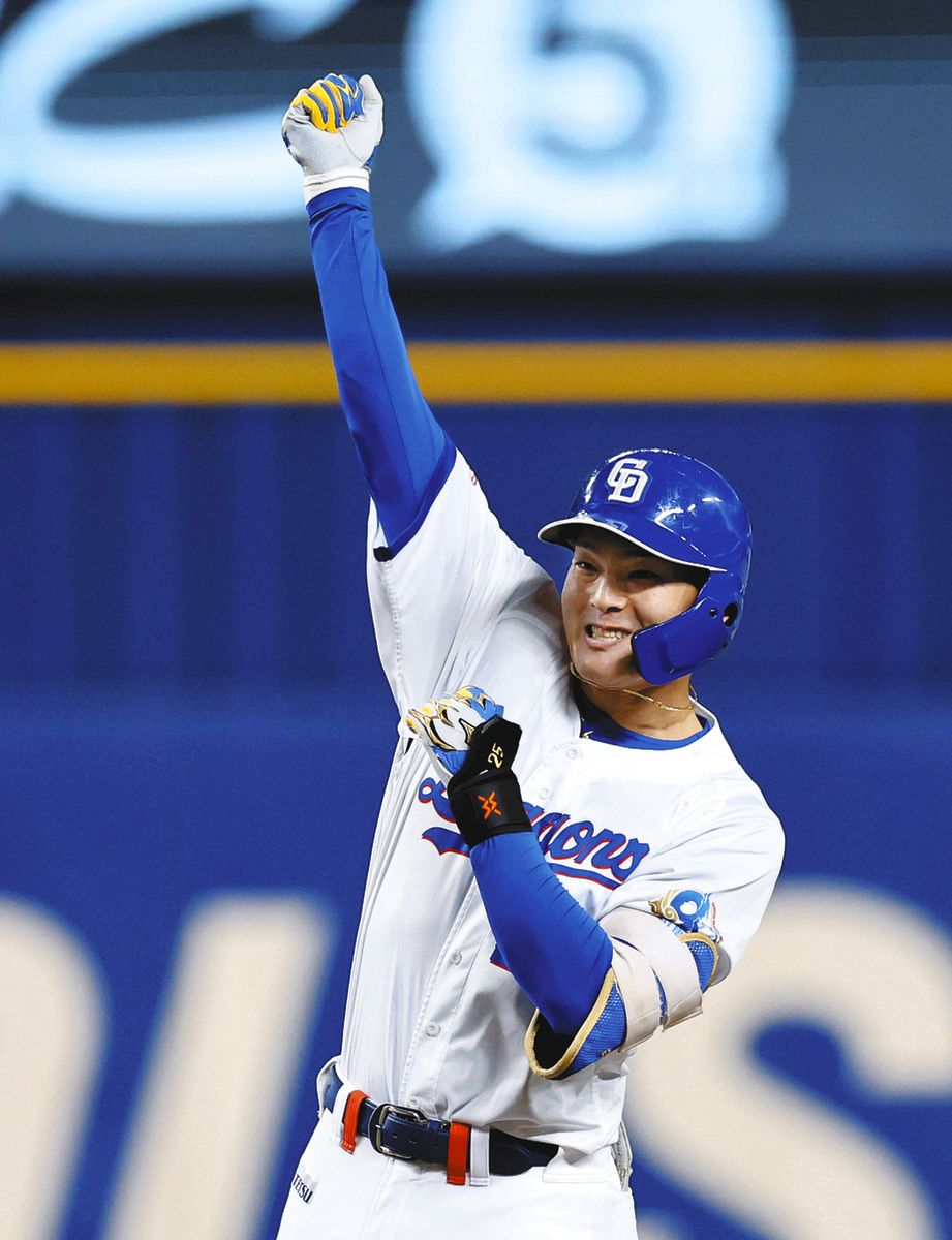 中日―巨人　８回裏、勝ち越し二塁打を放ち、右腕を突き上げる石川昂