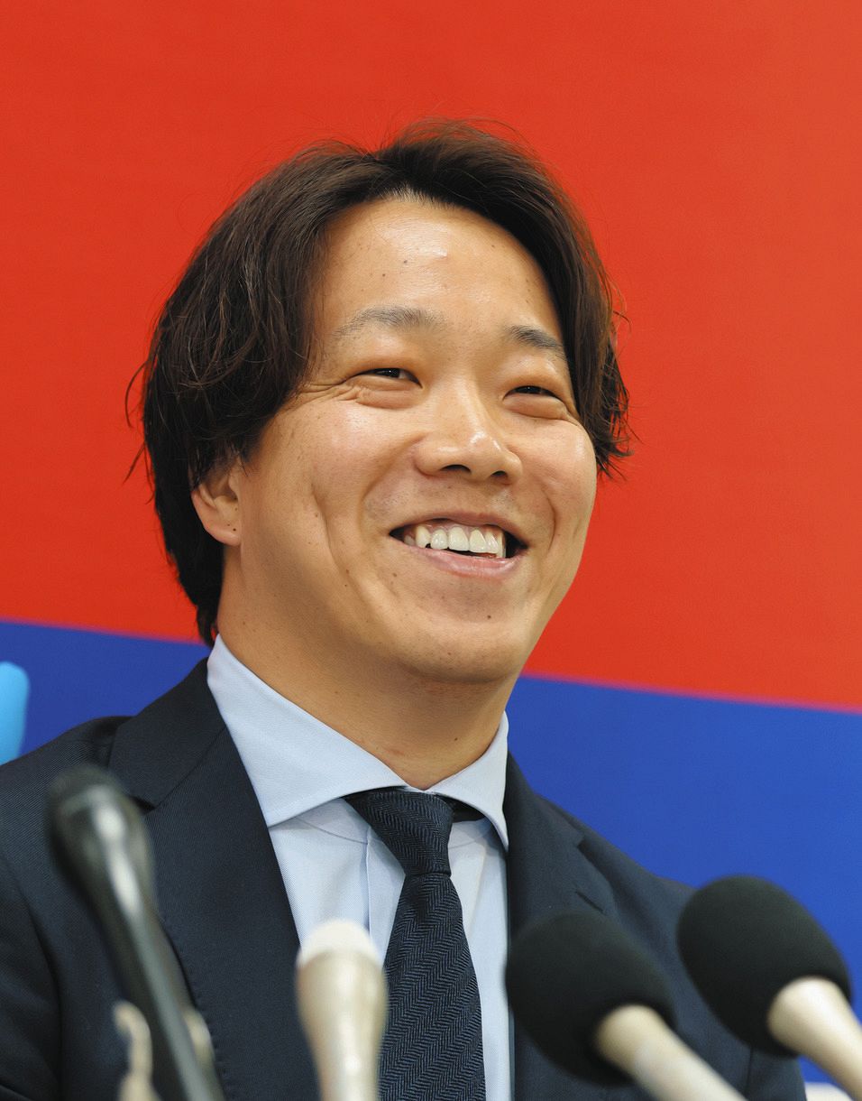 契約更改交渉を終え、会見する柳