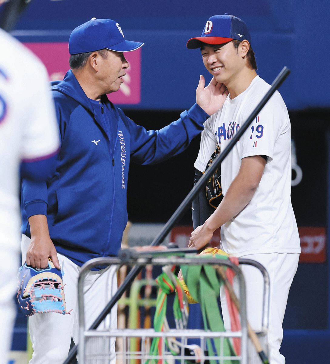 井上監督（左）と話す高橋宏