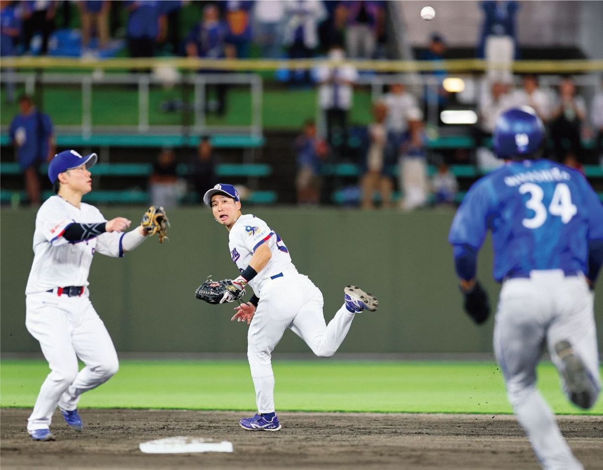 入江の打球を好捕し、ベースカバーに入った村松にグラブトスする田中（いずれも今泉慶太撮影）＝5月31日、ぎふしん長良川球場で