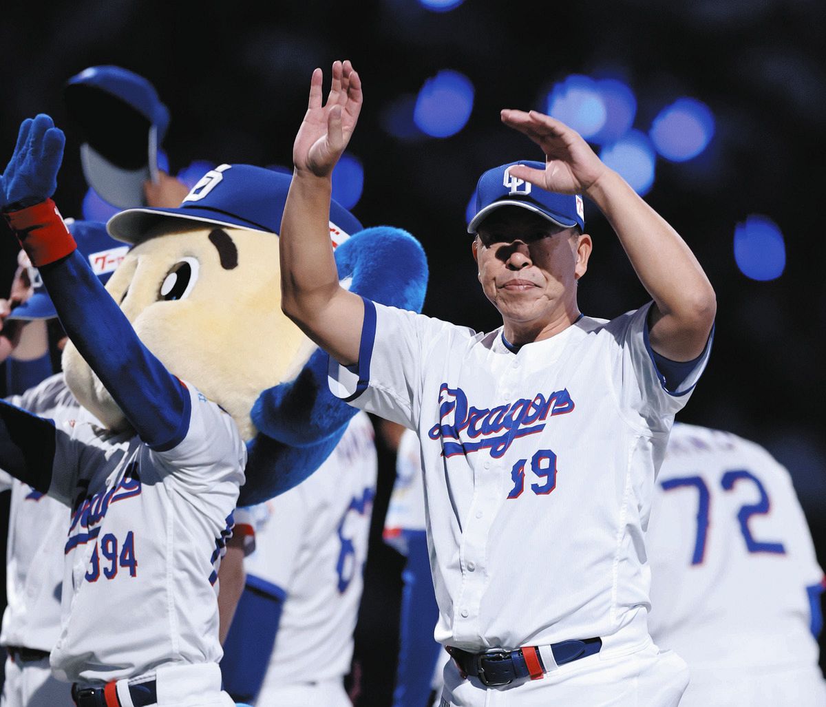 巨人に２連勝し、ファンに手を振る井上監督