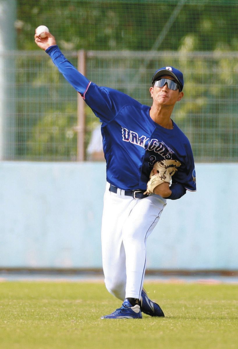７回、宇都宮の右飛を送球する中日・森駿