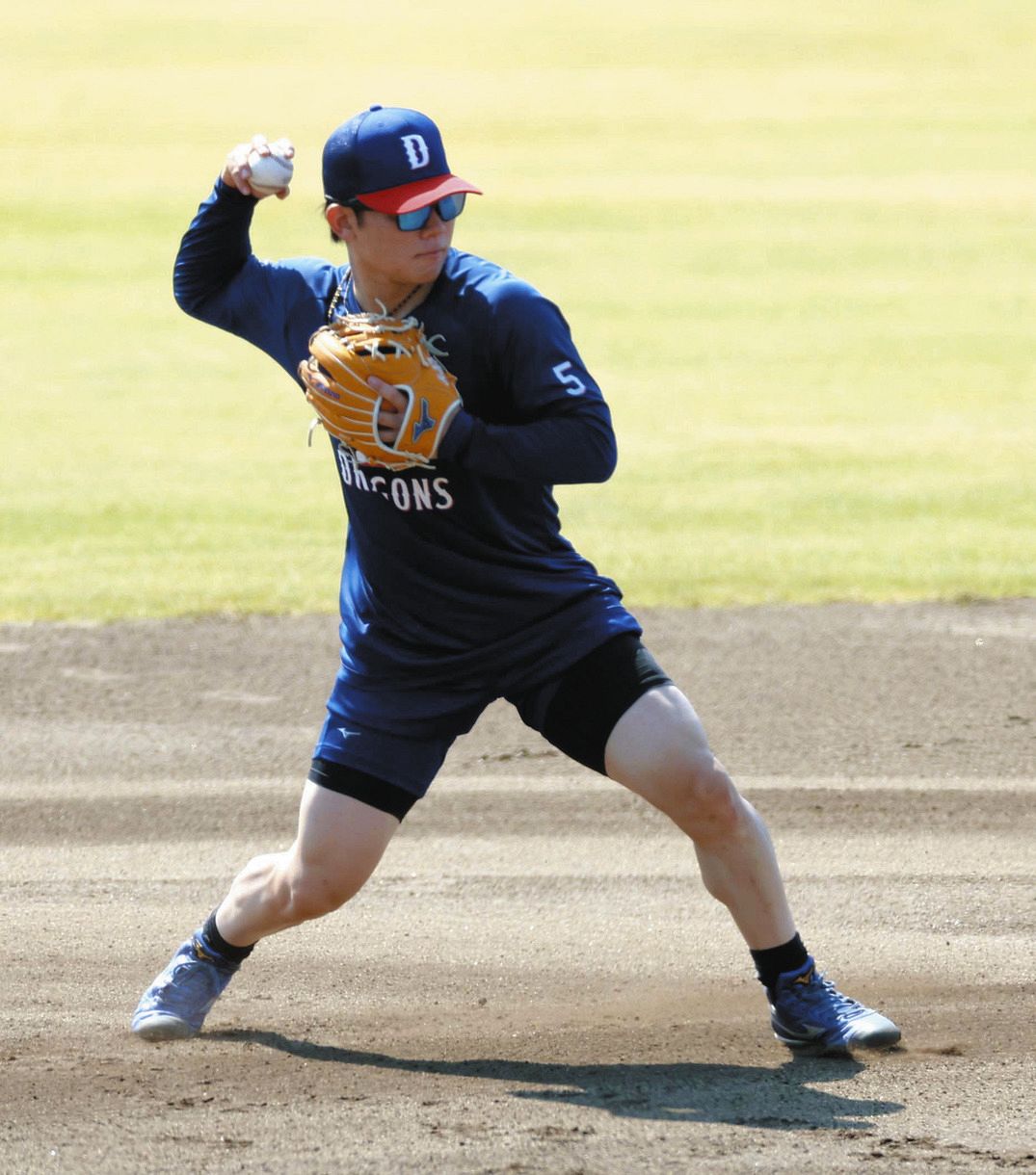ノックを受け、送球する村松