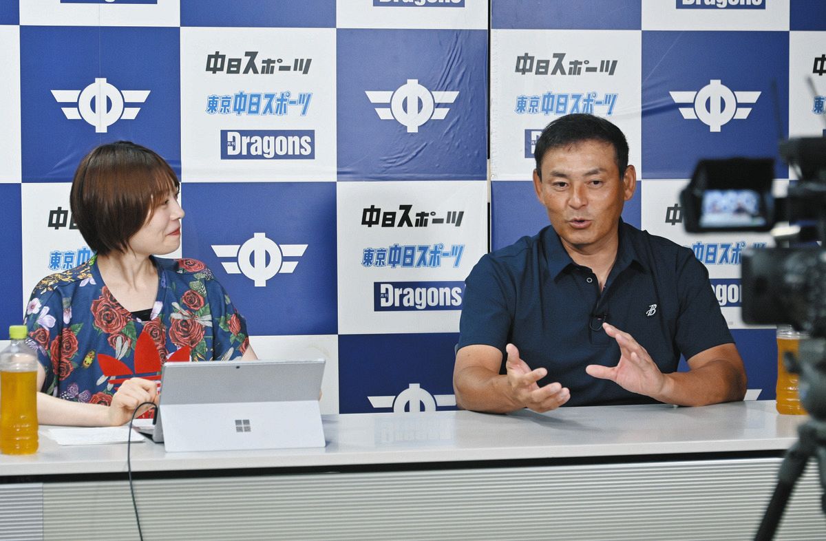 三浦志麻さん（左）とともに番組を盛り上げる川上憲伸さん