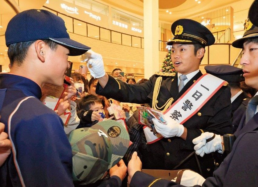 一日署長を務め、ファンに声をかける根尾=2025年12月10日、岐阜県高山市のルビットタウン高山で