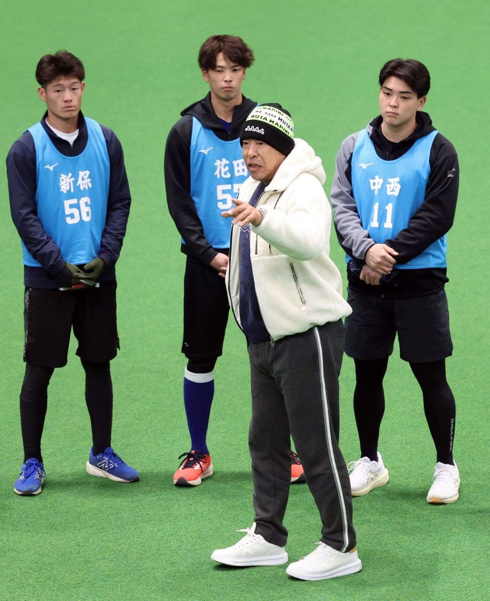 中西㊨ら新人選手に訓示する井上監督=中日ドラゴンズ屋内練習場で