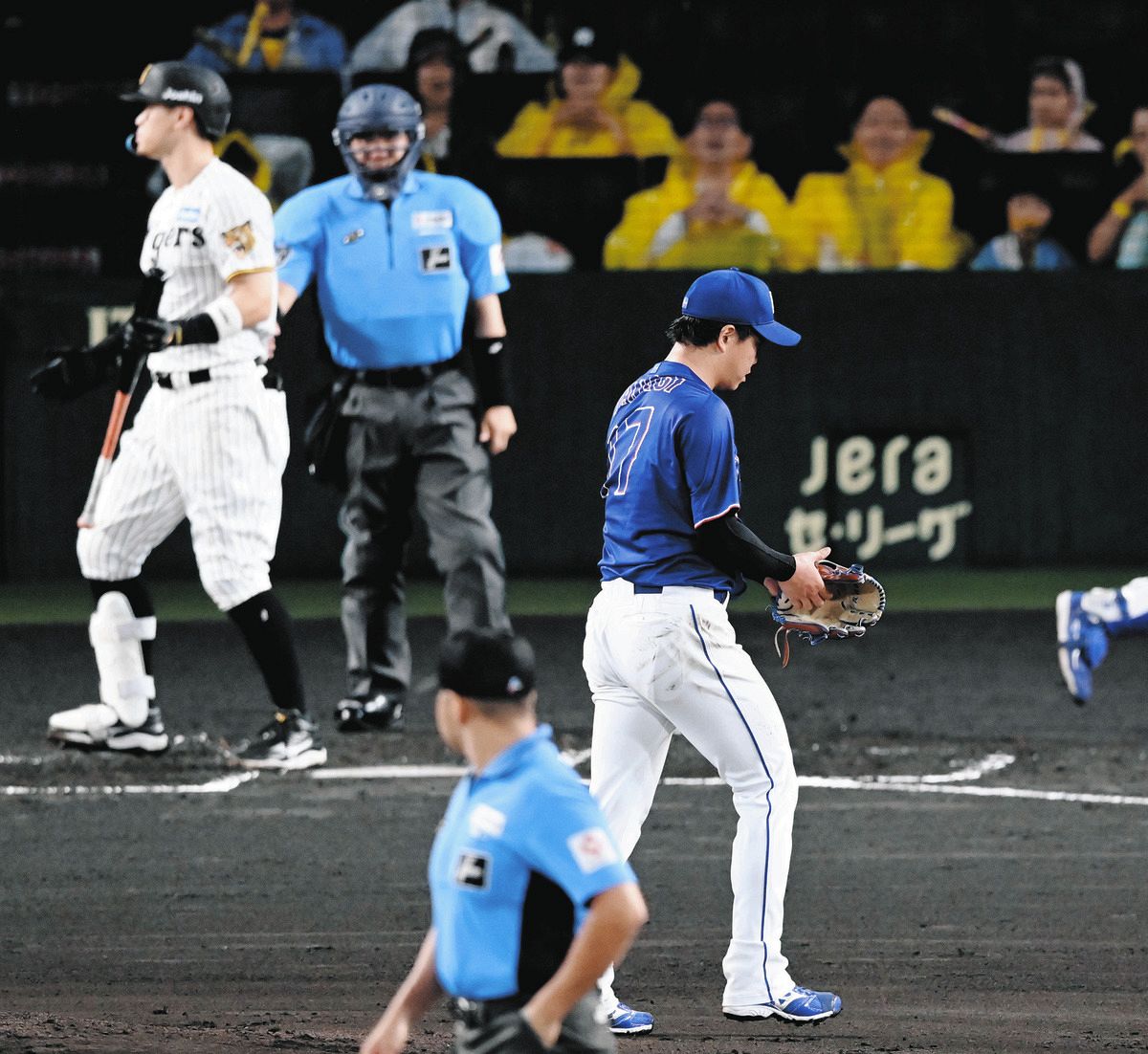 ９月１５日の阪神戦、１回に佐藤から空振り三振を奪う柳