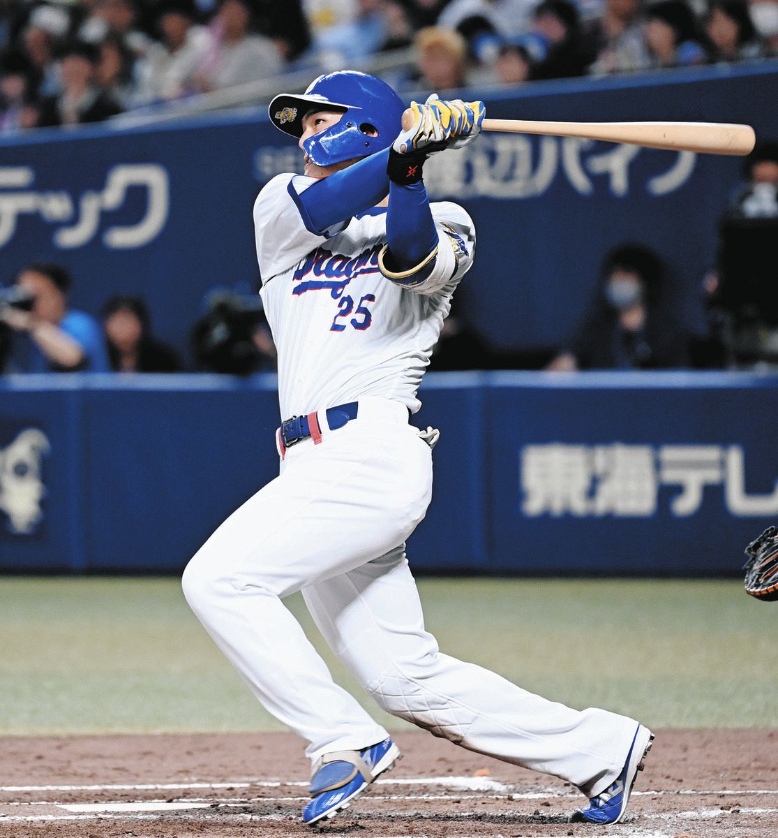 ３回裏２死一塁、石川昂が２ランを放つ