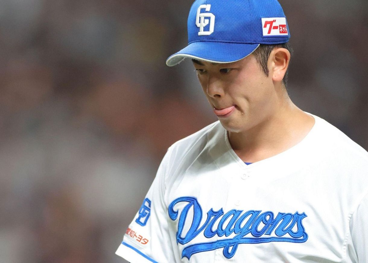 ９回に勝ち越され、ベンチに戻る松山＝バンテリンドームナゴヤで