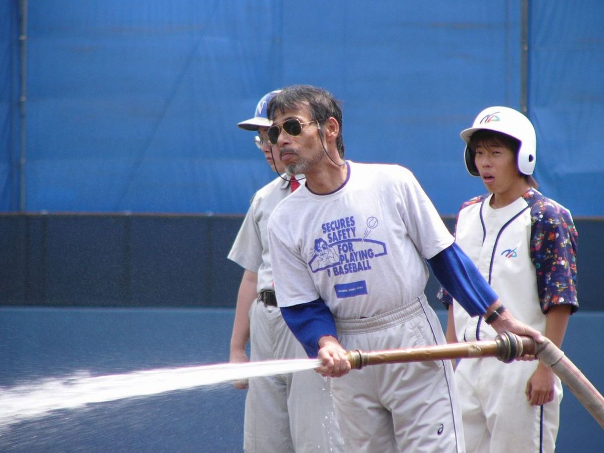 水まきをする永田向平さん＝ナゴヤ球場で
