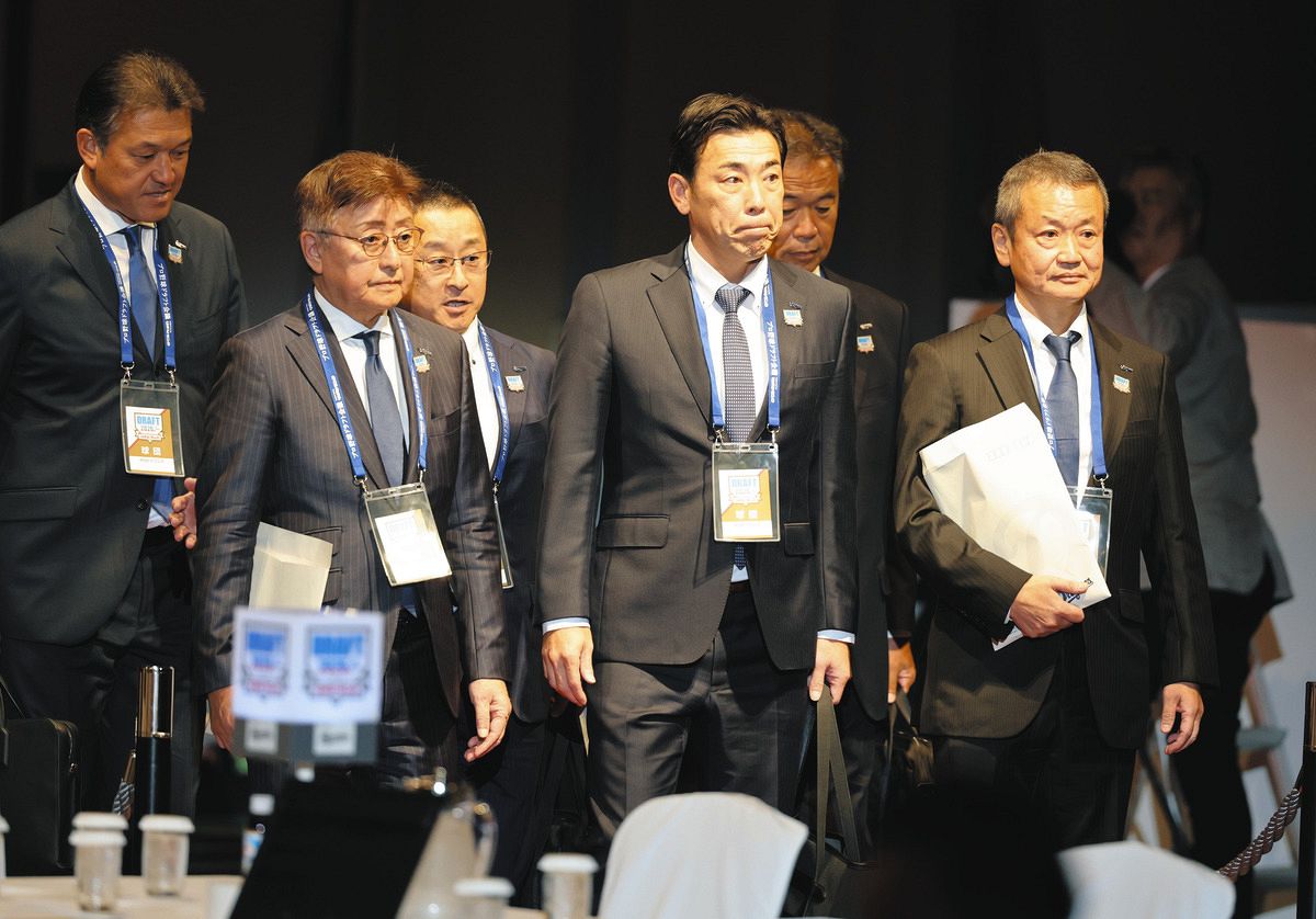 会場入りする（中列左２人目から）加藤球団社長、荒木球団本部長補佐、朝田球団本部長ら