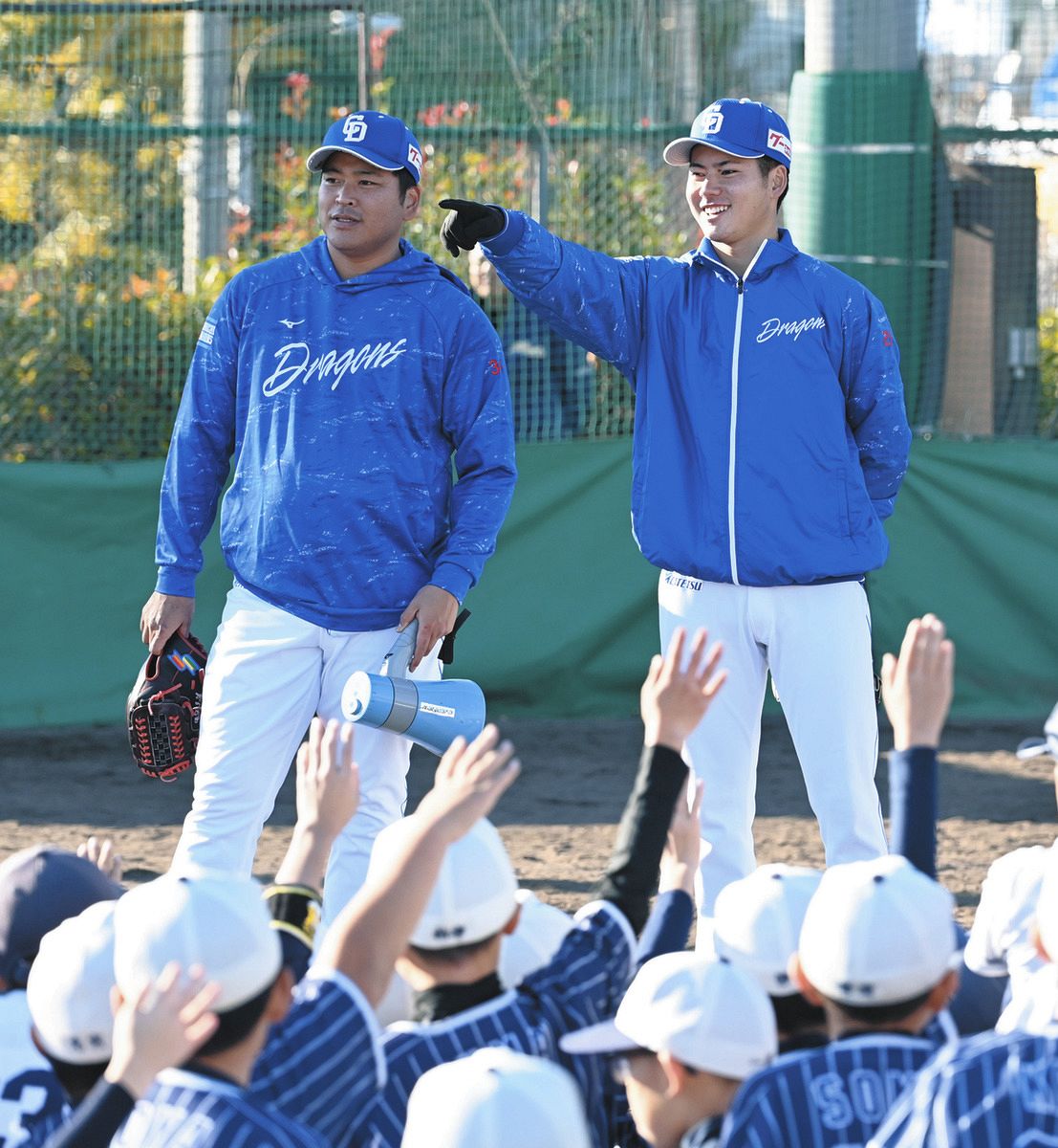 野球教室で子どもたちの質問に答える福（左）と金丸