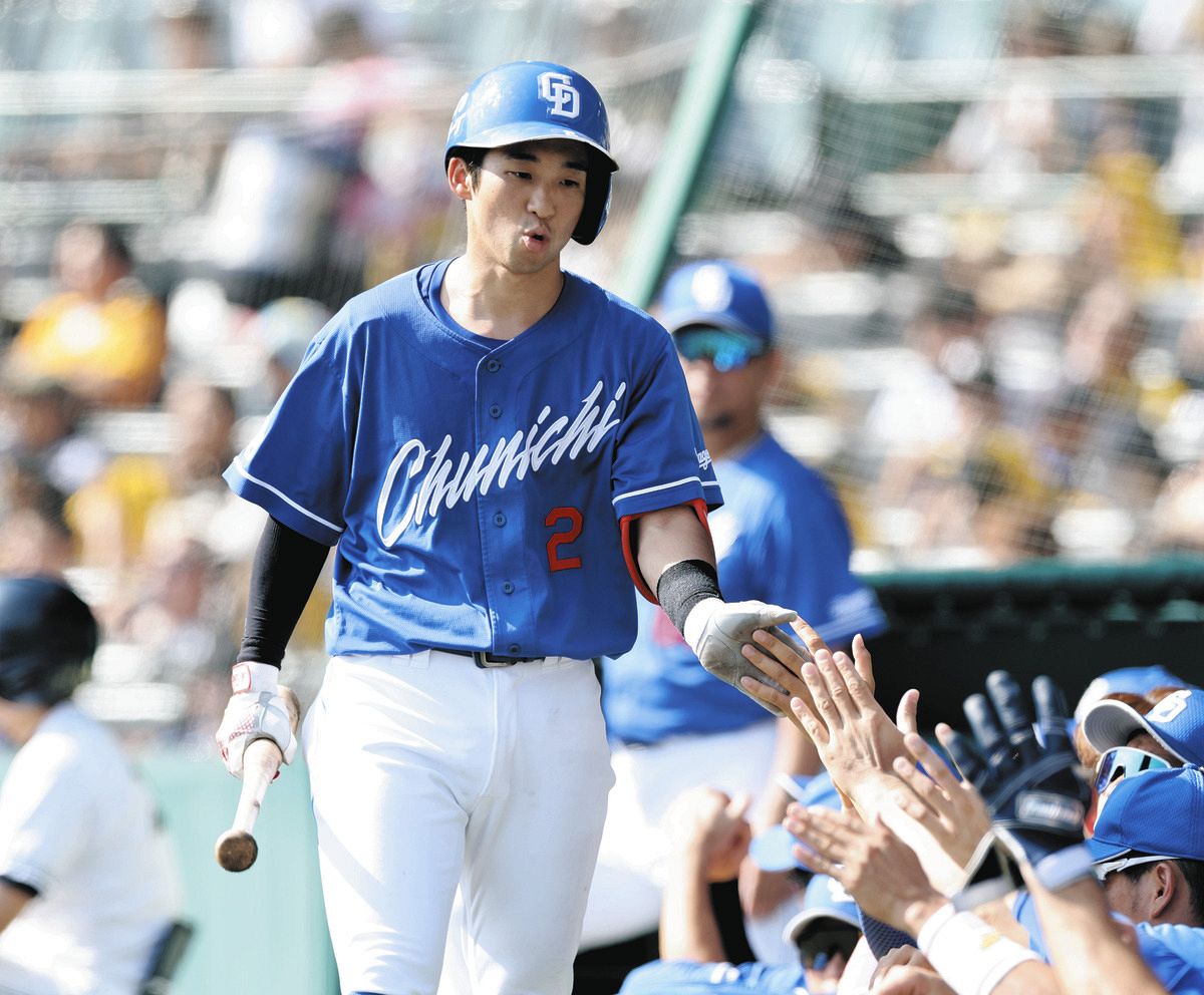 ３回表、中犠飛を放ちタッチを交わす田中