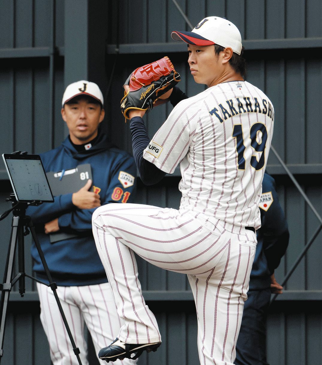 2025年の侍ジャパン強化合宿で、高橋宏の投球を見る吉見コーチ