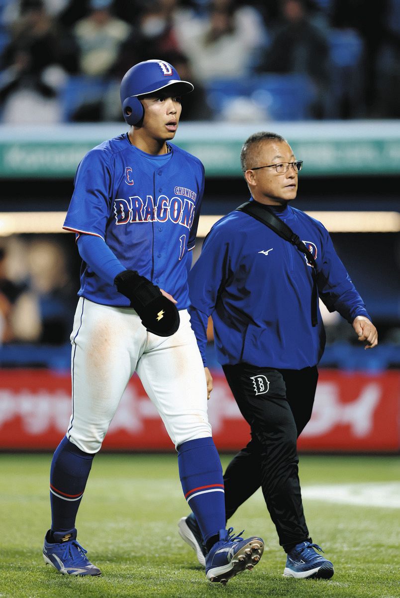 3日のヤクルト戦5回表無死一塁、打者田中のとき、けん制で帰塁した後ベンチへ戻る岡林