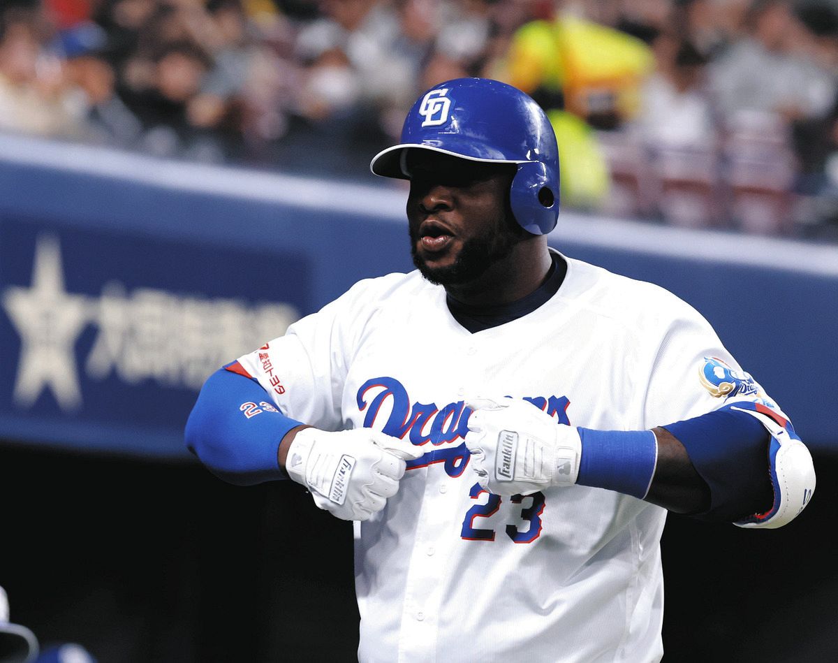 ２回裏無死、先制の左中間ソロを放ち「ゴリラパフォーマンス」するサノー