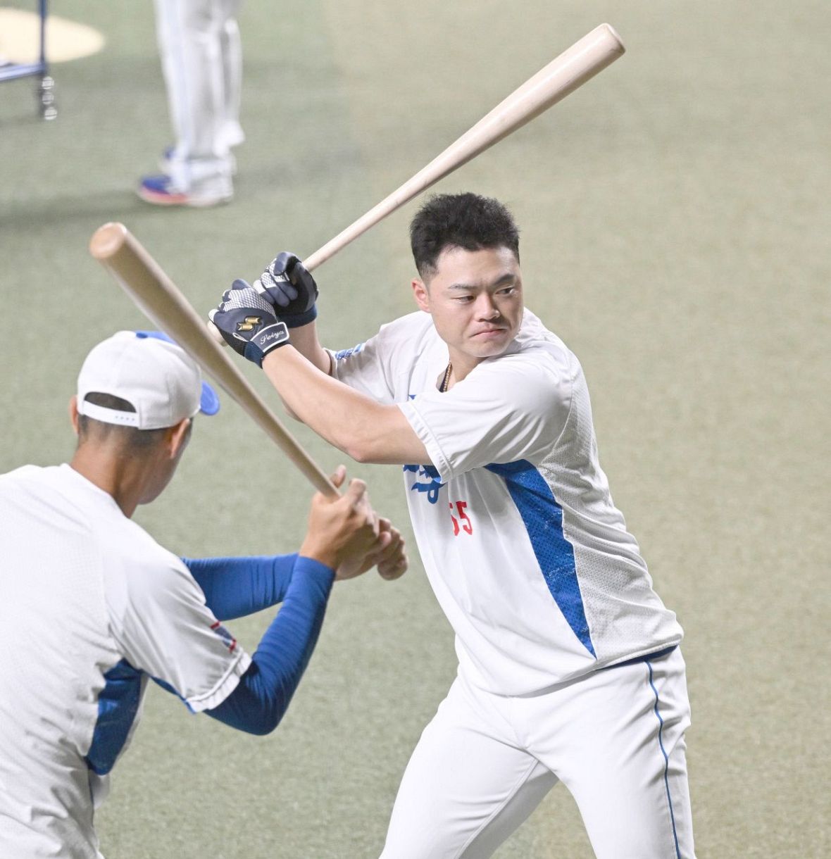 和田打撃コーチ㊧と打撃練習をする細川＝バンテリンドームナゴヤで 