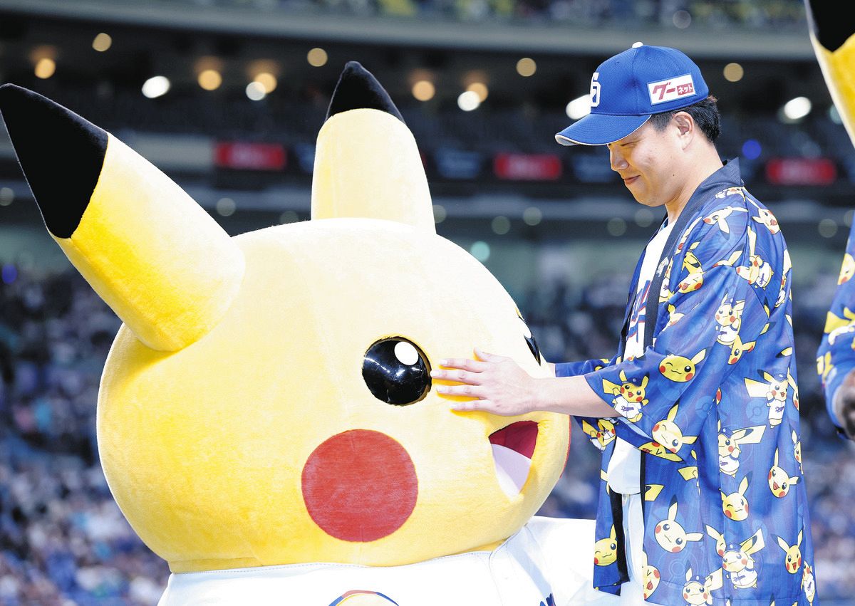 ヒーローインタビューでピカチュウをなでる柳