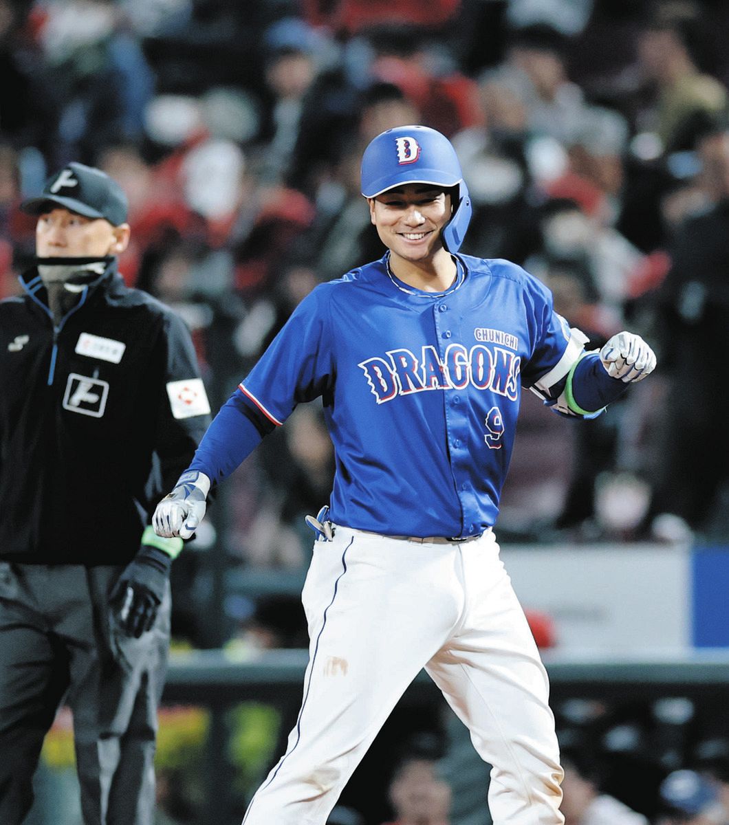 広島―中日　９回表無死満塁、中前２点打を放ち、笑顔を見せる石伊