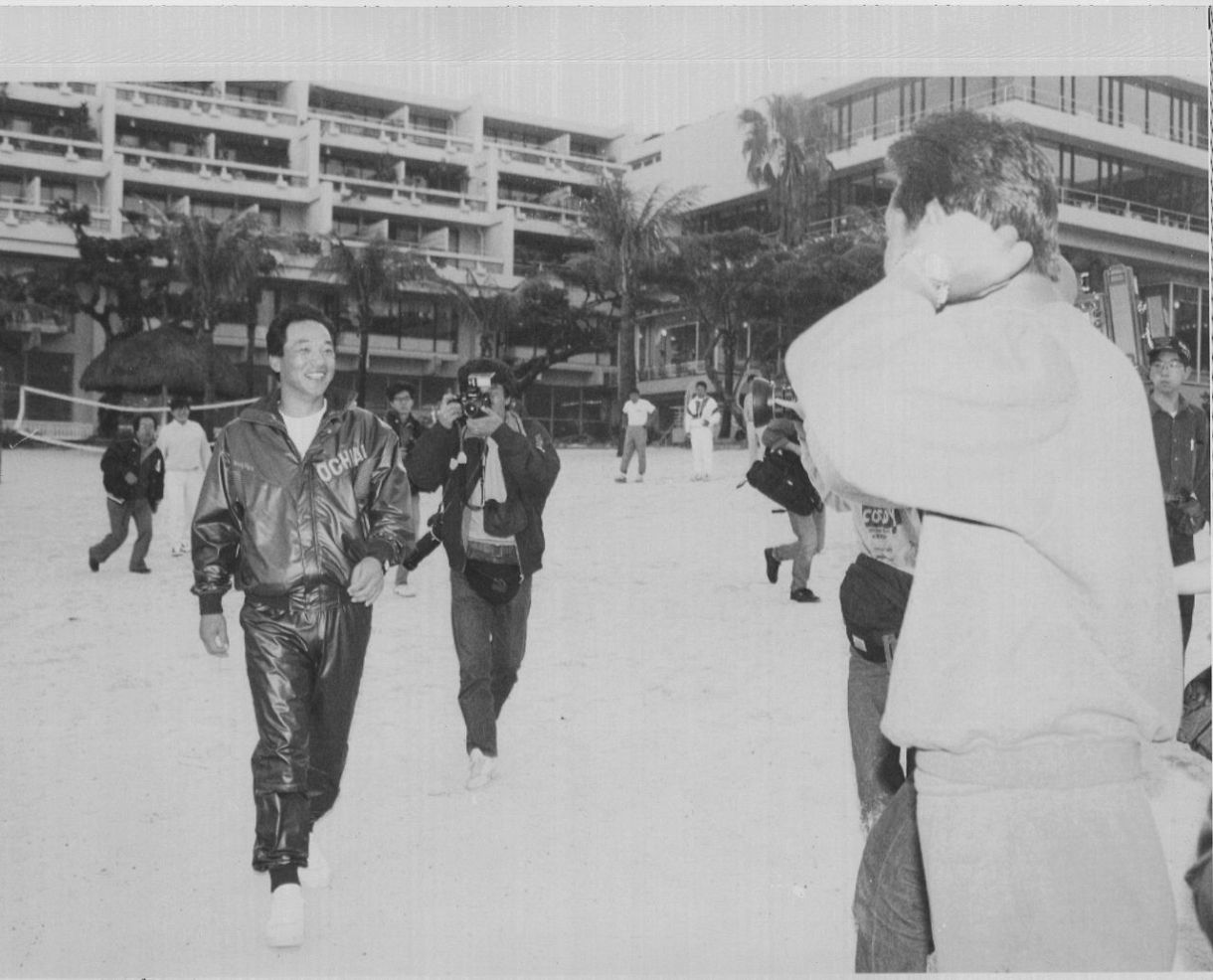 早朝散歩で顔を合わせた落合博満と星野仙一監督(右)は笑顔で挨拶=沖縄・恩納村ムーンビーチ