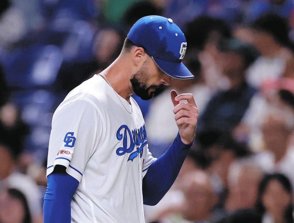 ３回表に４失点を喫し、ベンチへ戻るマラー